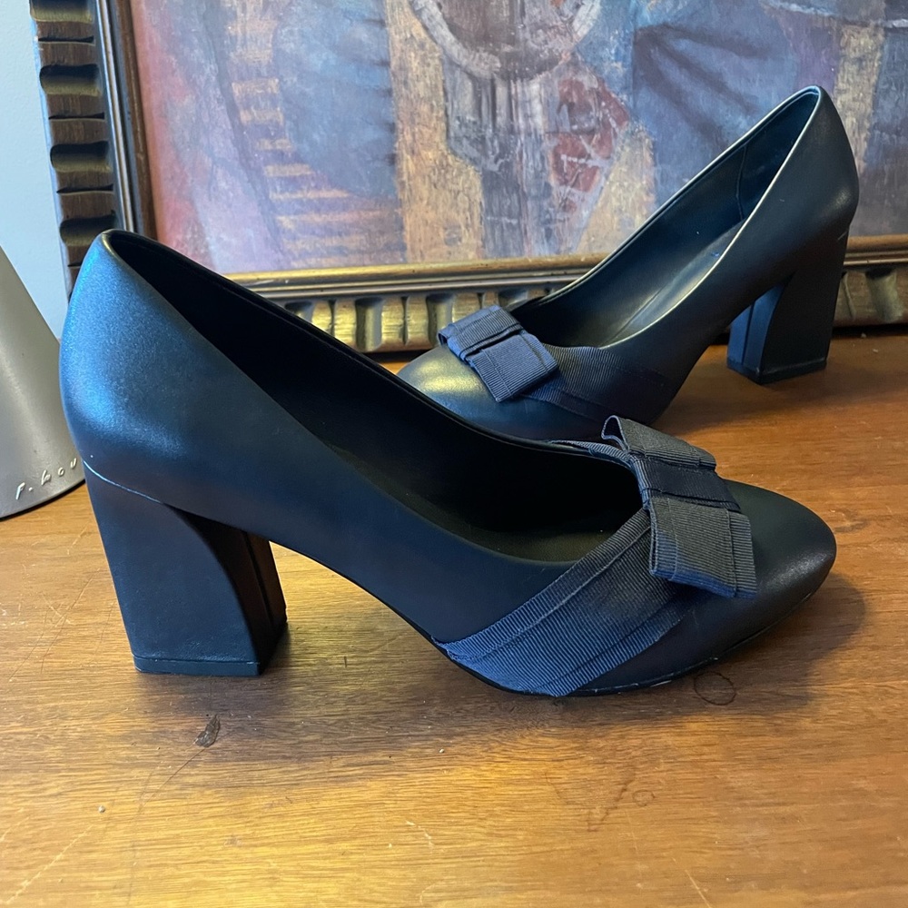 Brooks Brothers Red Fleece Navy Pump Heels - Picture 4 of 9